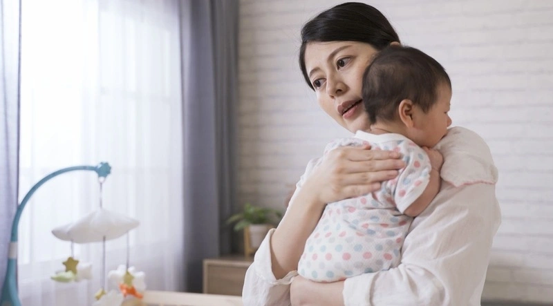 Trẻ bị sốt có nên đóng bỉm không