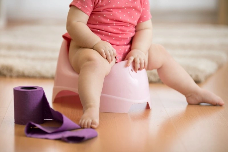 Dấu hiệu trẻ táo bón đi ngoài ra máu