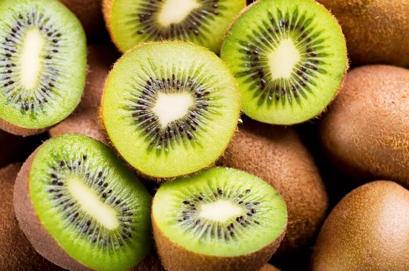 Trẻ bị táo bón nên ăn kiwi