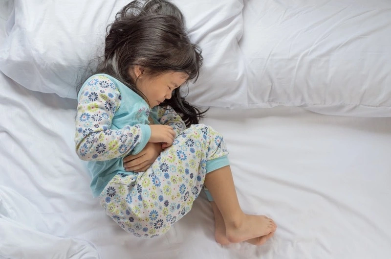 Trẻ đau bụng về đêm do đâu