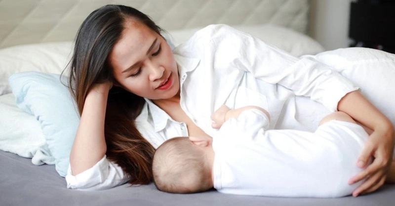 Vì sao trẻ sơ sinh đi ngoài có sợi đen
