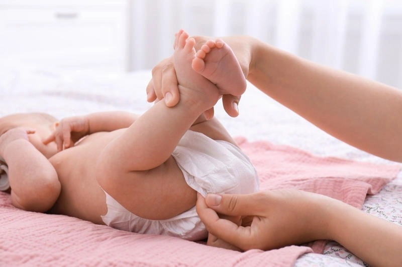 Trẻ đi ngoài có sợi màu đen do đâu