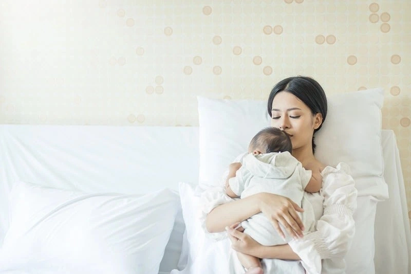 Trẻ sơ sinh đi ngoài phân xanh đen có thể là do chế độ ăn của mẹ