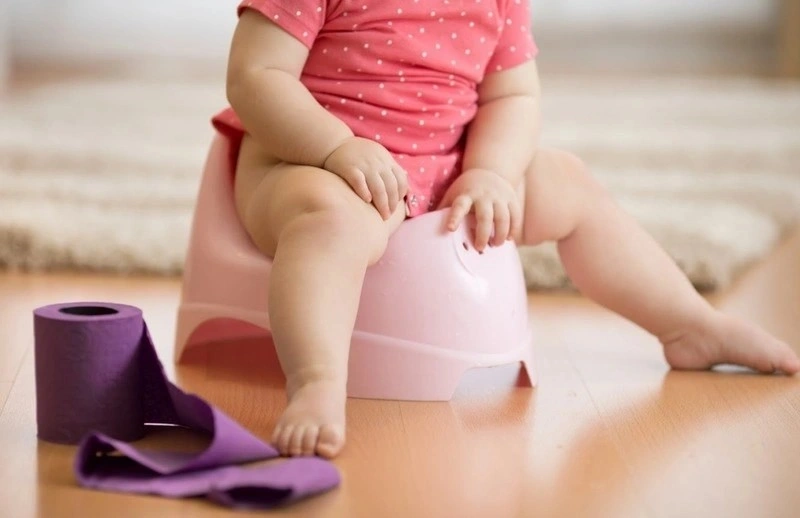 Bé đi phân xanh đen sệt có thể là do mắc bệnh lý về đường tiêu hóa