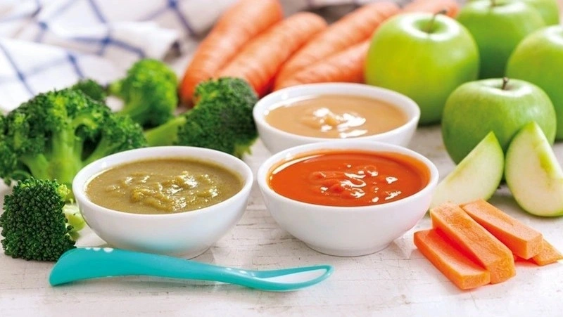 Khi trẻ đi phân xanh đen mẹ nên thay đổi chế ăn của con