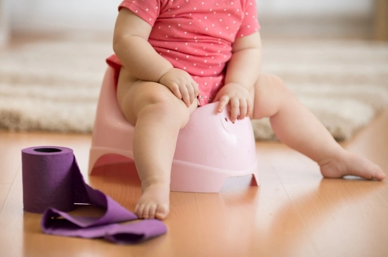 Bé đi phân sống có sao không