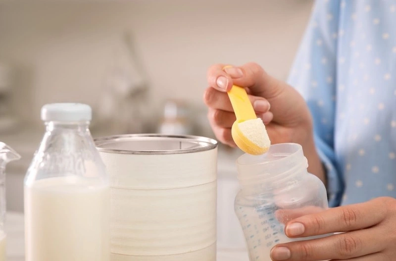 Với vấn đề trẻ đổi sữa bị tiêu chảy phải làm sao thì mẹ nên đổi sữa từ từ cho con.