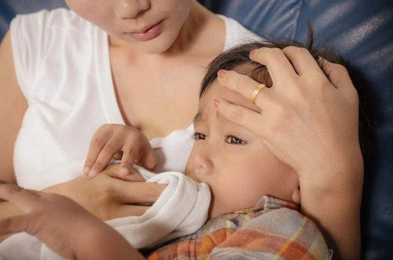 Trẻ bị nôn khan nhiều lần trong ngày do đâu