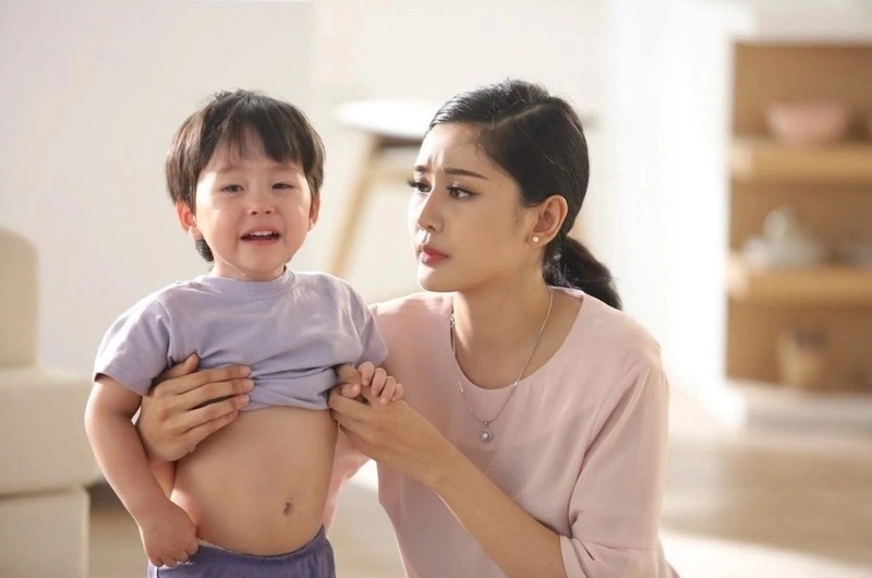 Mẹ nên đưa con đi khám nếu bé hay nôn khan và kèm theo dấu hiệu bất thường.