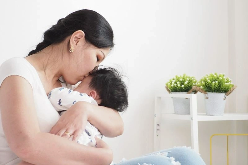 Bé bị ho khan từng cơn do đâu