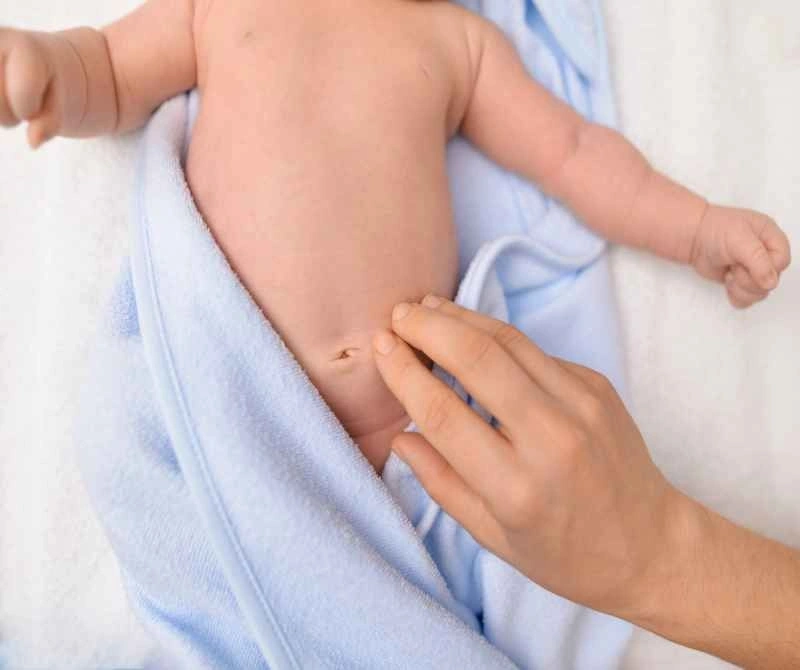 Trẻ đau bụng về đêm có thể là do đầy hơi, chướng bụng.
