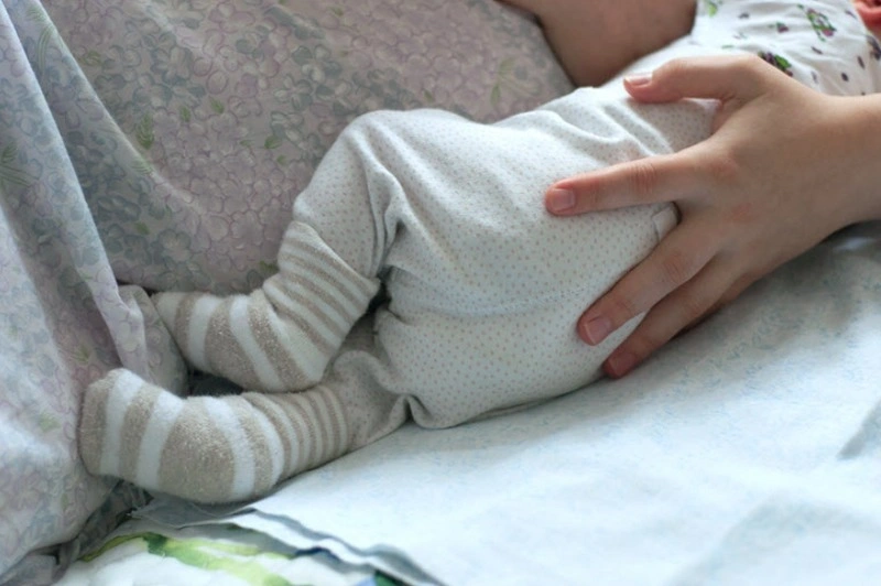 Cho bú đúng tư thế góp phần giảm nguy cơ gây đau bụng ở trẻ sơ sinh