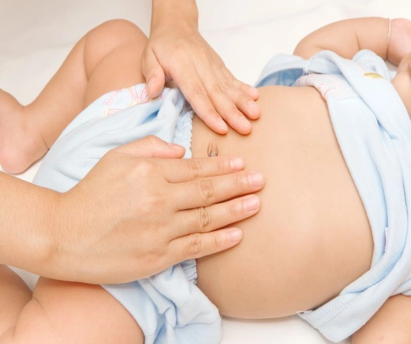 Trẻ sơ sinh bị đau bụng về đêm kéo dài nên sớm đưa đi thăm khám
