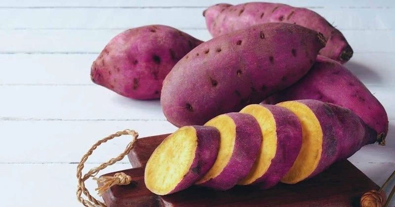 Trẻ sơ sinh bị đầy hơi mẹ nên ăn gì? Đó là khoai lang