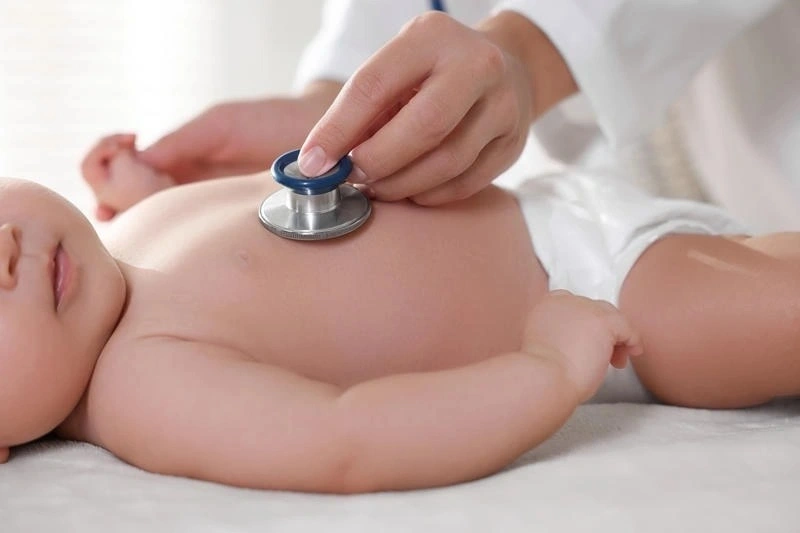 Cách khắc phục trẻ sơ sinh 3 tháng tuổi bị ho sổ mũi là đưa con đến gặp bác sĩ.