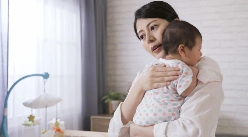 Trẻ 2 tháng bị ho sổ mũi phải làm sao? Mẹ nên vỗ lưng cho con.