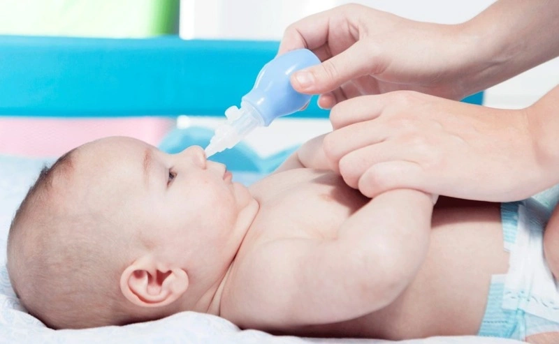 Làm gì khi trẻ sơ sinh bị ngạt mũi