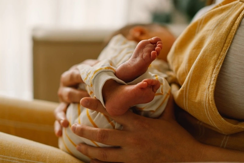 Cho bé sơ sinh bị nghẹt mũi bú thường xuyên