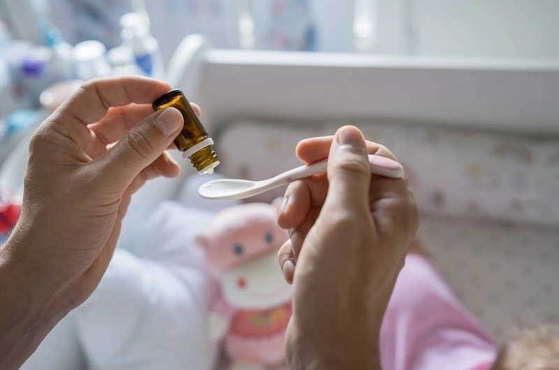 Không nên làm gì khi bé sơ sinh bị ngạt mũi
