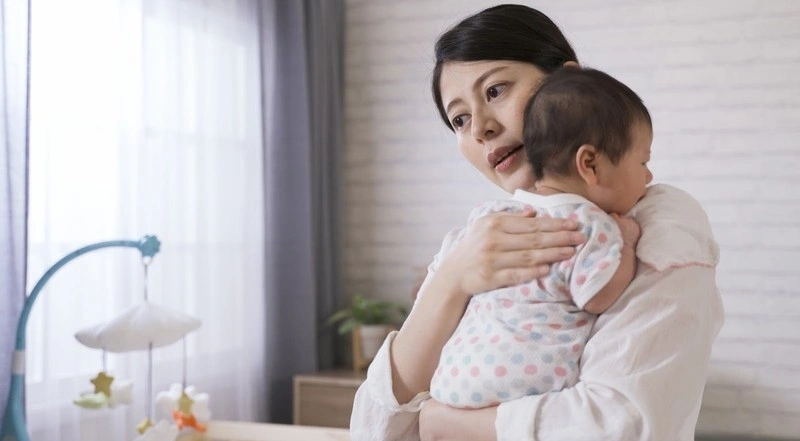 Trẻ sơ sinh bị nghẹt mũi khó thở khi ngủ