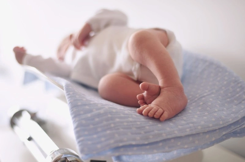 Nên làm gì khi bé ngạt mũi ban đêm