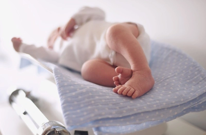 Trẻ sơ sinh bị nôn trớ nhiều có sao không