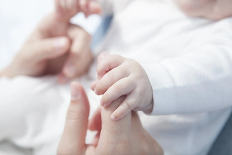 Làm gì khi trẻ sơ sinh nôn trớ nhiều lần trong ngày
