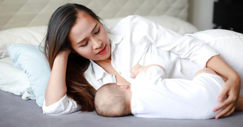 Hạn chế trẻ sơ sinh bị ọc sữa và thở khò khè