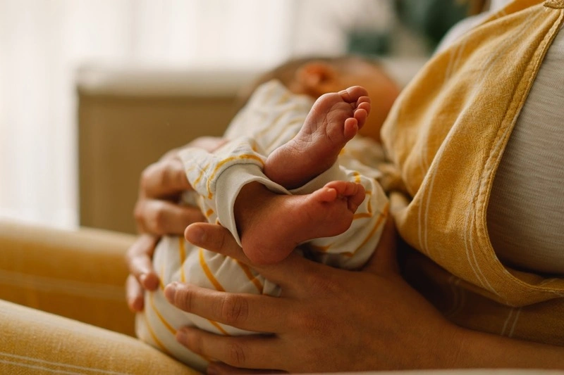 Em bé bị nghẹt mũi thở khò khè