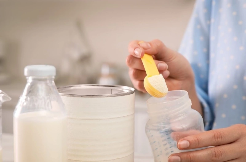 Pha sữa theo đúng hướng dẫn để tránh tình trạng bé 1 tháng tuổi bị táo bón.
