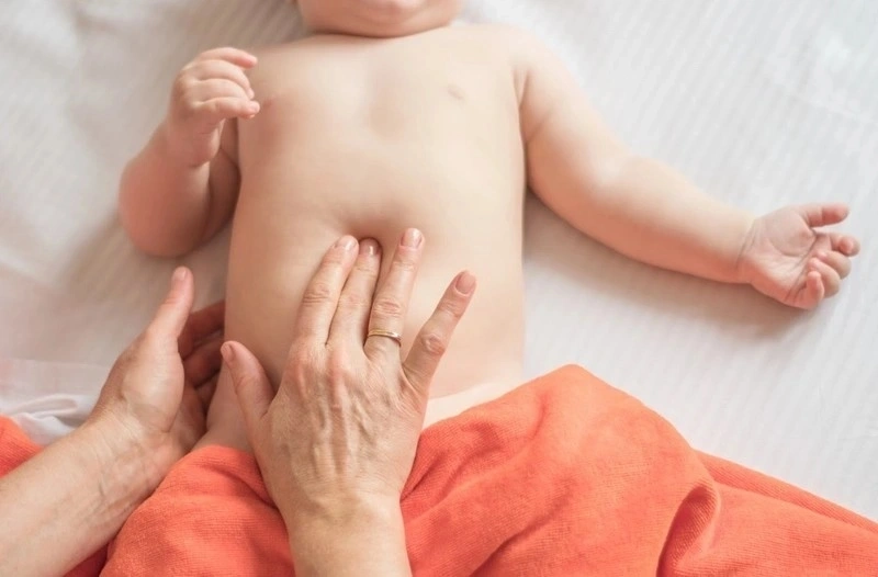 Massage bụng hỗ trợ cải thiện táo bón ở trẻ sơ sinh dưới 1 tháng tuổi.