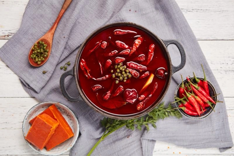 Chế độ ăn của mẹ cho con bú nên hạn chế các món cay nóng