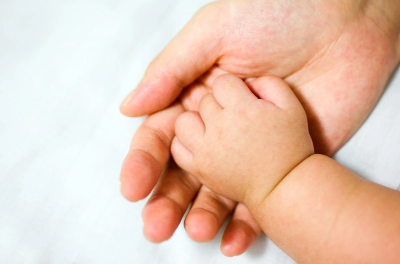 Điều trị trẻ sơ sinh bị vàng da