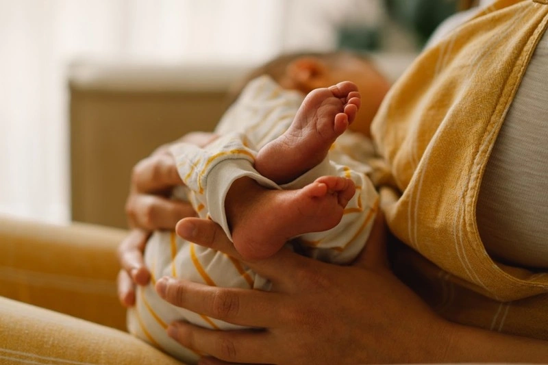 Thiết lập lịch bú, ngủ cố định giúp bé sơ sinh dễ đi ngủ hơn