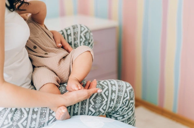 Mẹ nên ôm ấp vỗ về con sau khi bú để con thấy an toàn hơn