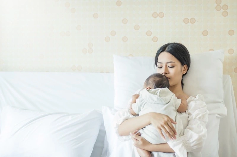 Nên ru bé ngủ trên tay rồi đặt con xuống giường để bé dễ ngủ