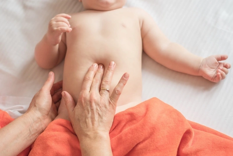 Massage bụng khi bé xì hơi nhiều nhưng không đi ngoài