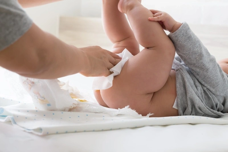 Vì sao trẻ sơ sinh đi phân có bọt