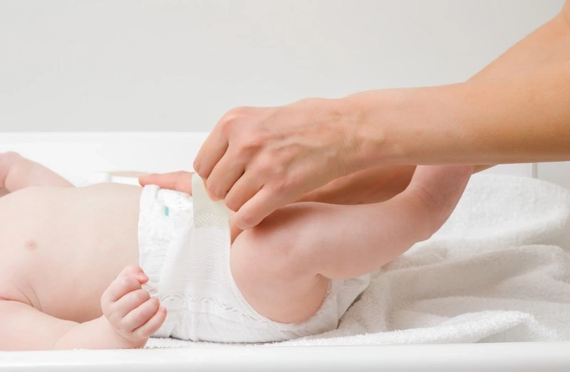 Phân trẻ sơ sinh có dịch nhầy có sao không