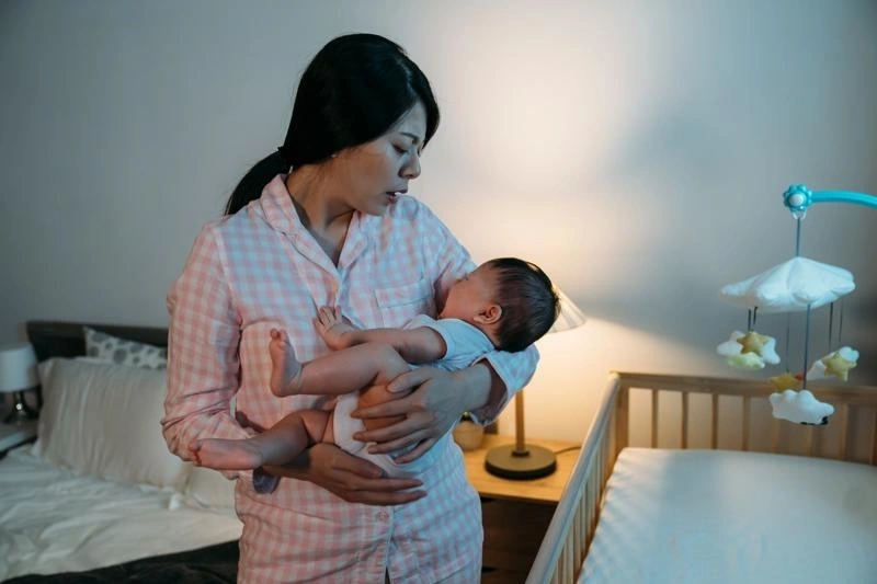 Trẻ sơ sinh gắt ngủ do đâu