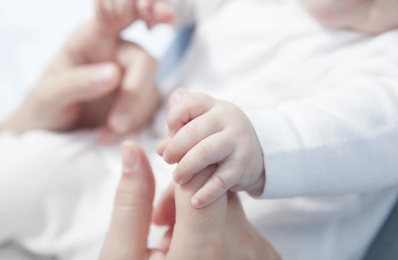 Trẻ sơ sinh hay mút tay phải làm sao