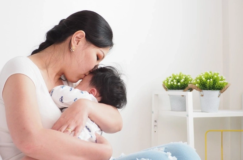 Bé trớ ra cặn sữa nhiều lần trong ngày nên sớm đưa đi khám.