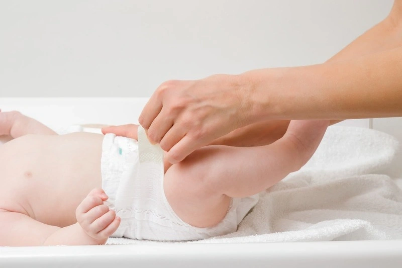 Bé sơ sinh khóc nhiều do tã ướt