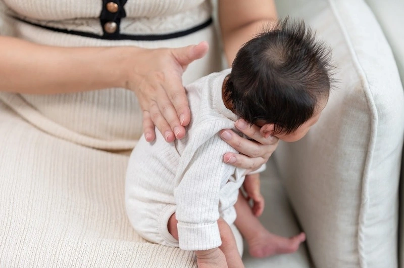 Vỗ ợ hơi giúp hạn chế trẻ sơ sinh đang ngủ tự nhiên khóc thét lên do đầy hơi