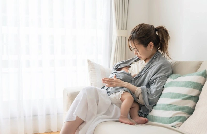 Tư thế cho con bú đúng giúp trẻ uống sữa nhiều hơn