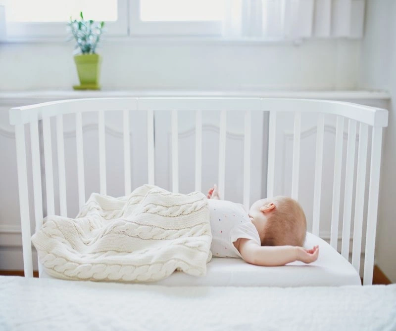 Điều chỉnh nhiệt độ phòng phù hợp giúp hạn chế tình trạng trẻ sơ sinh bị ho khụt khịt mũi.