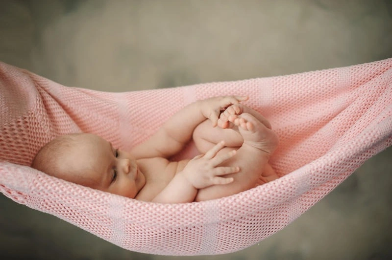 Trẻ sơ sinh có nên nằm võng không