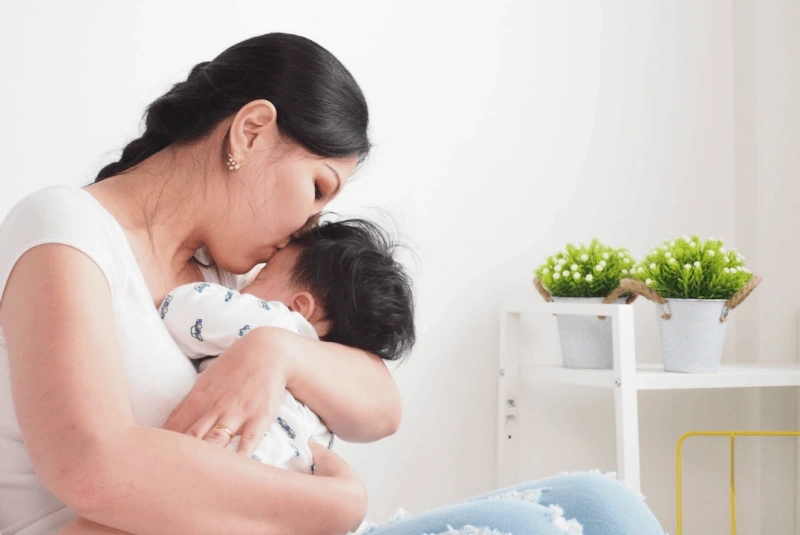 Khi dùng sữa công thức mẹ nên theo dõi phản ứng của trẻ