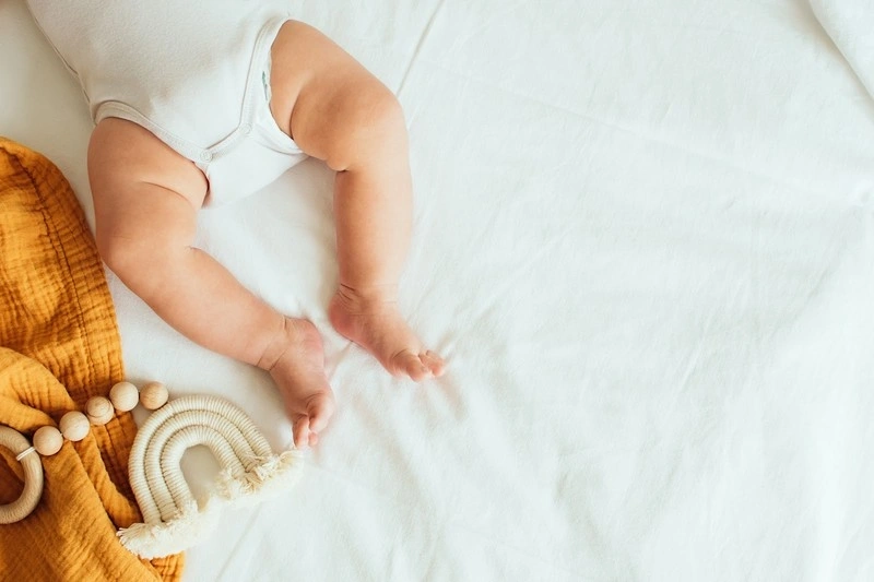 em bé ngủ hay giật mình