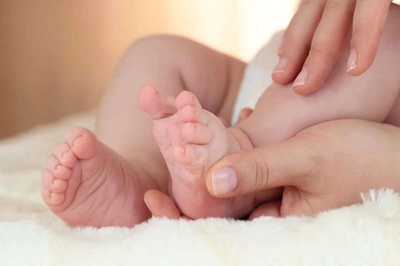 trẻ sơ sinh ngủ hay bị giật mình